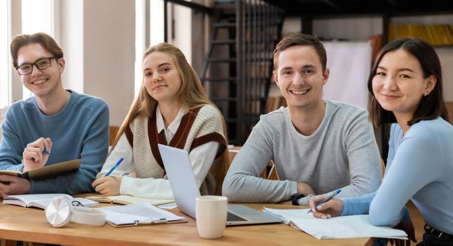Jovenes sonrientes realizando una tarea